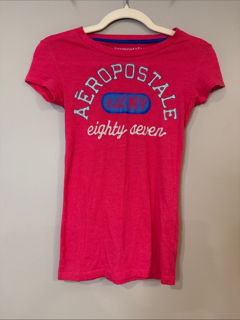 Aéropostale hot pink 'est. NY' graphic tee with silver glitter writing and blue